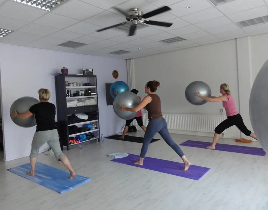Pilates met de grote bal in de studio